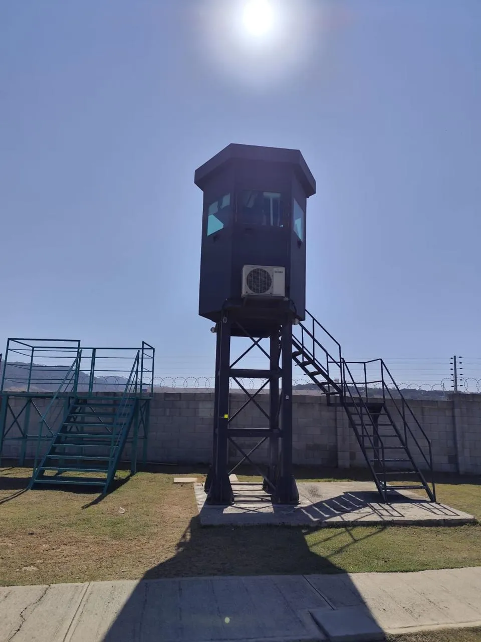 Guarita blindada elevada